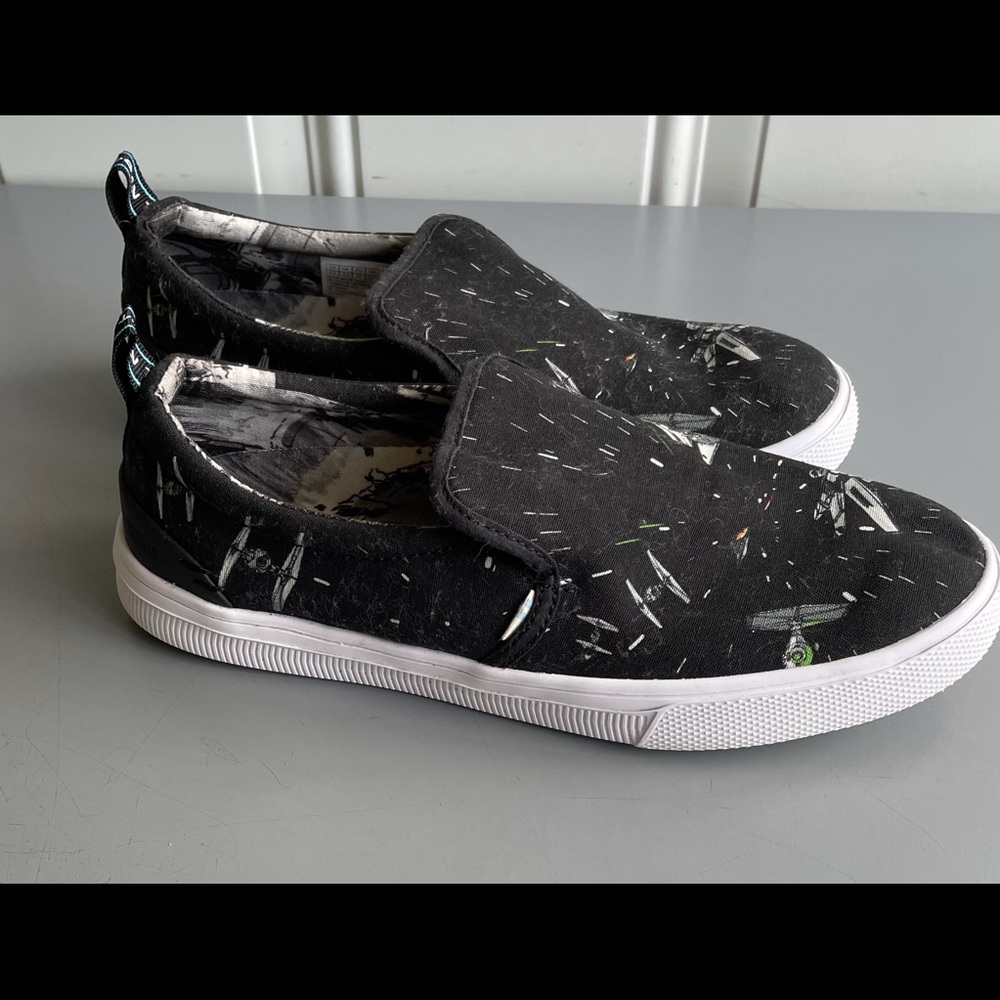 NWOT TOMS Star Wars TravelLite Slip-On sz 6.5